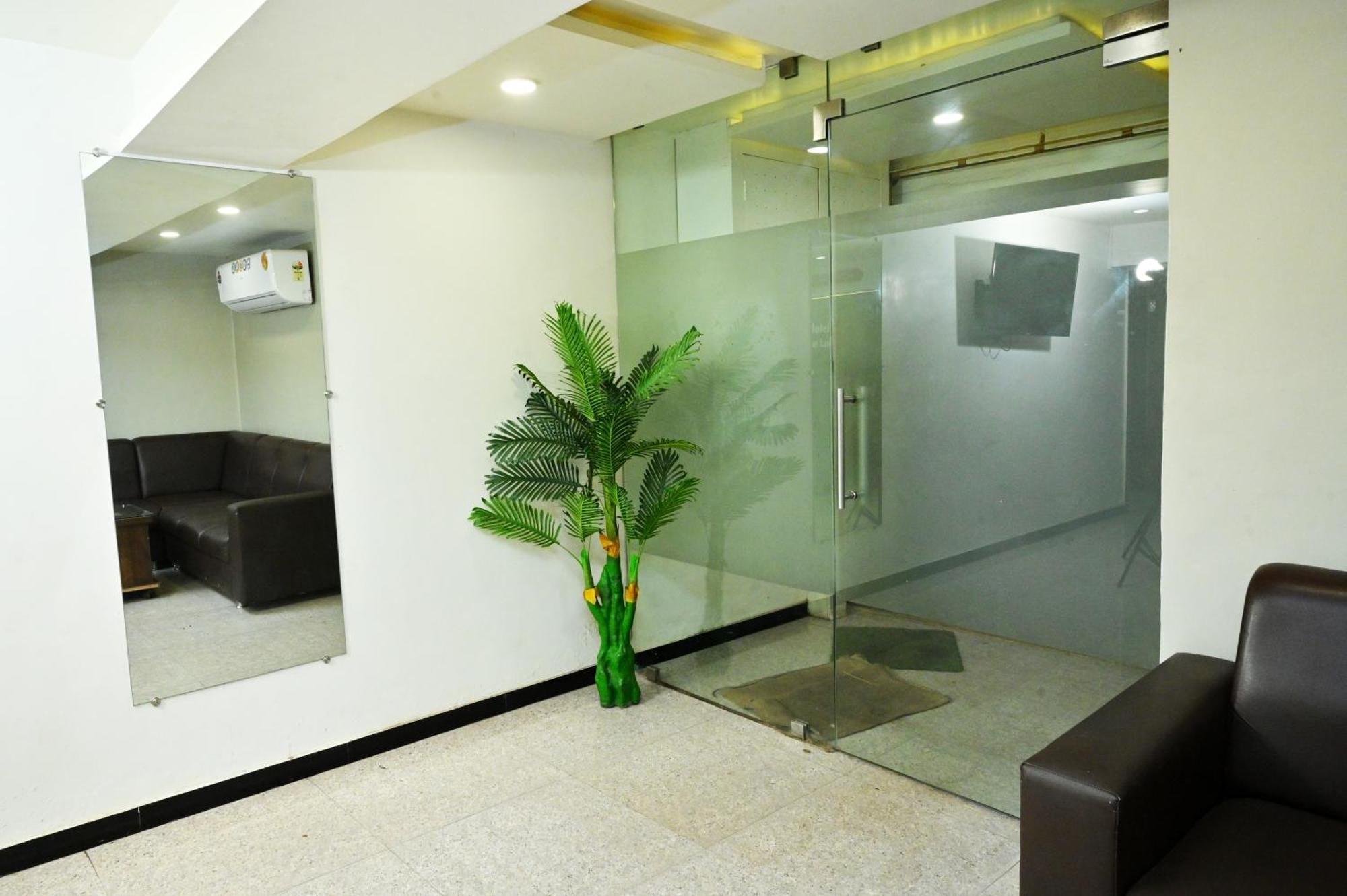Hotel Blue Leaf Rajkot Exterior foto