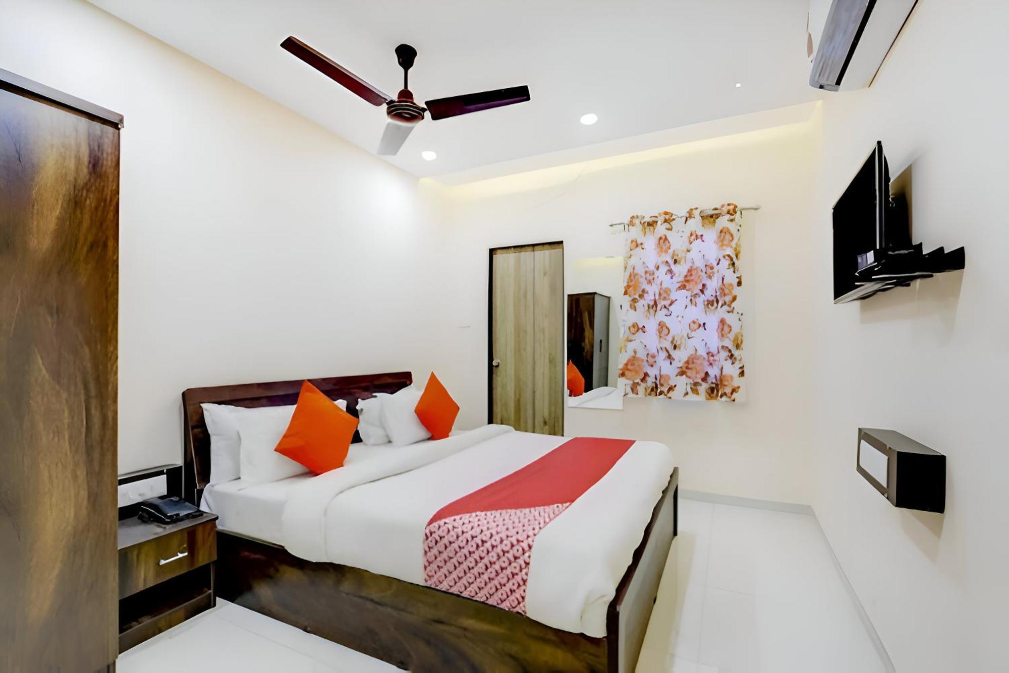 Hotel Blue Leaf Rajkot Exterior foto